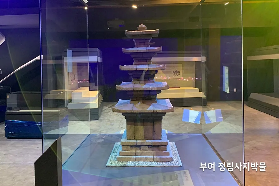 유물 전시 진열장 유리 자외선차단필름 시공 디테일