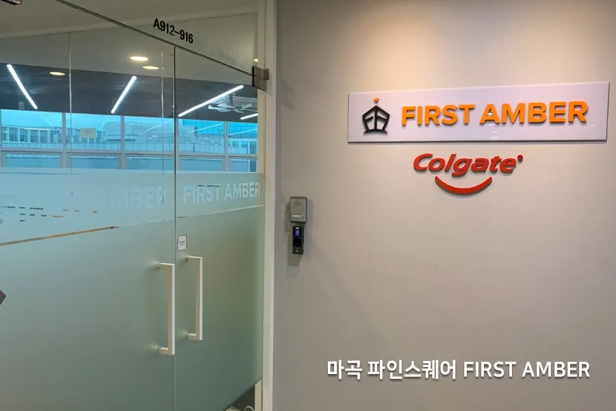 오피스 빌딩 입주사 출입구 유리도어 전경